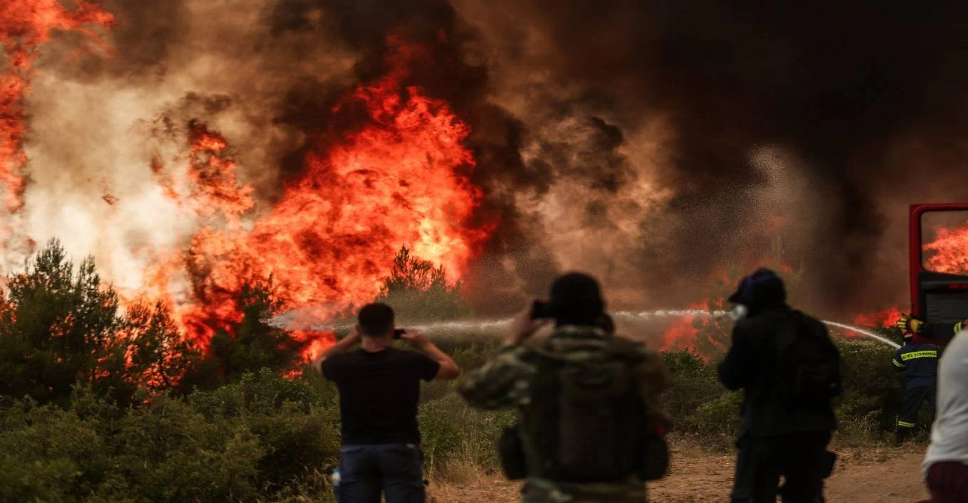 Παραδόθηκε στις φλόγες η κυβέρνηση - Στην μάχη οι Ένοπλες Δυνάμεις με όλα τα διαθέσιμα μέσα (βίντεο)